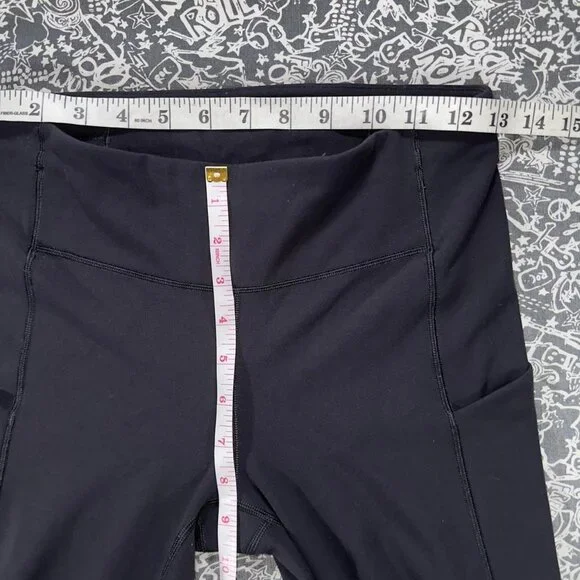 Black Lululemon leggings with mid-rise fit and side pockets - Picture 4 of 7